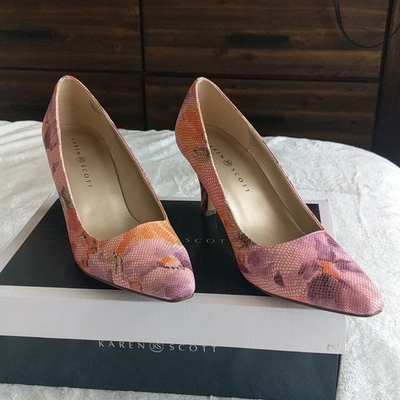 Karen Scott Womens Clancy Pointed Toe Classic Pump - Picture 7 of 15